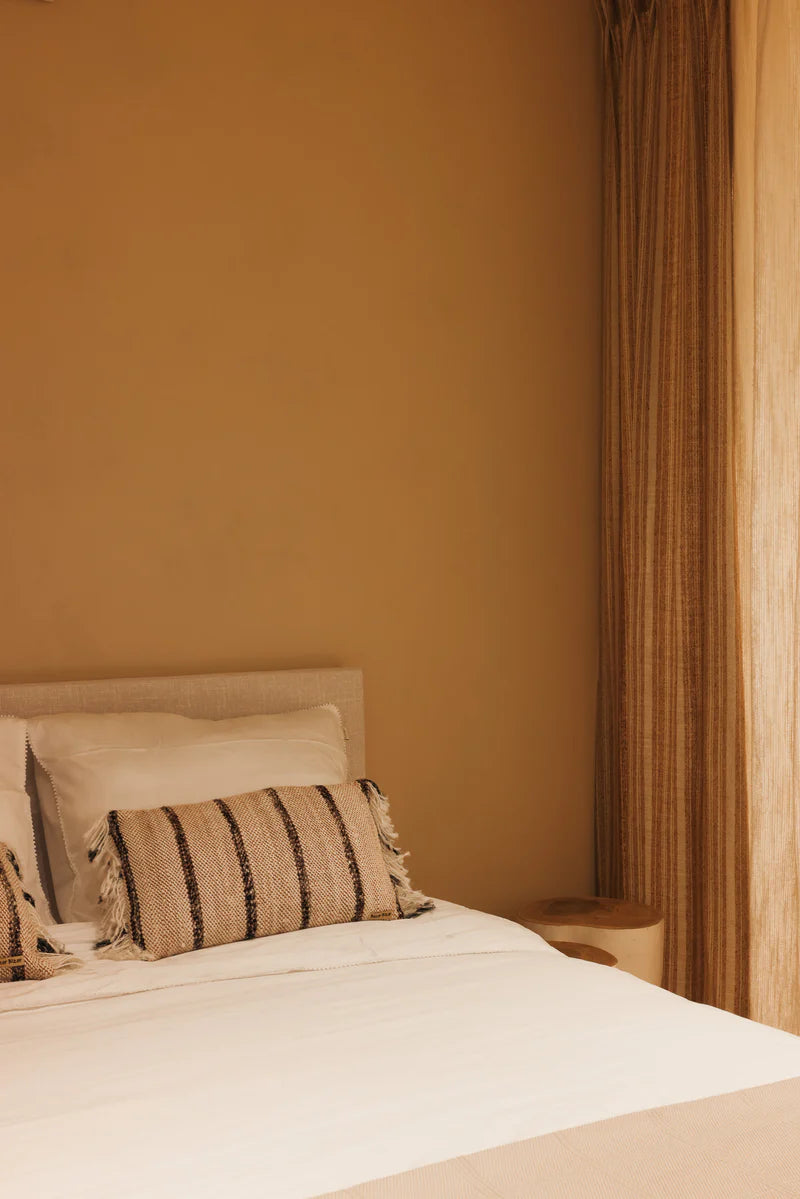 Structuurverf Terra in de kleur Bamboebeige in de slaapkamer