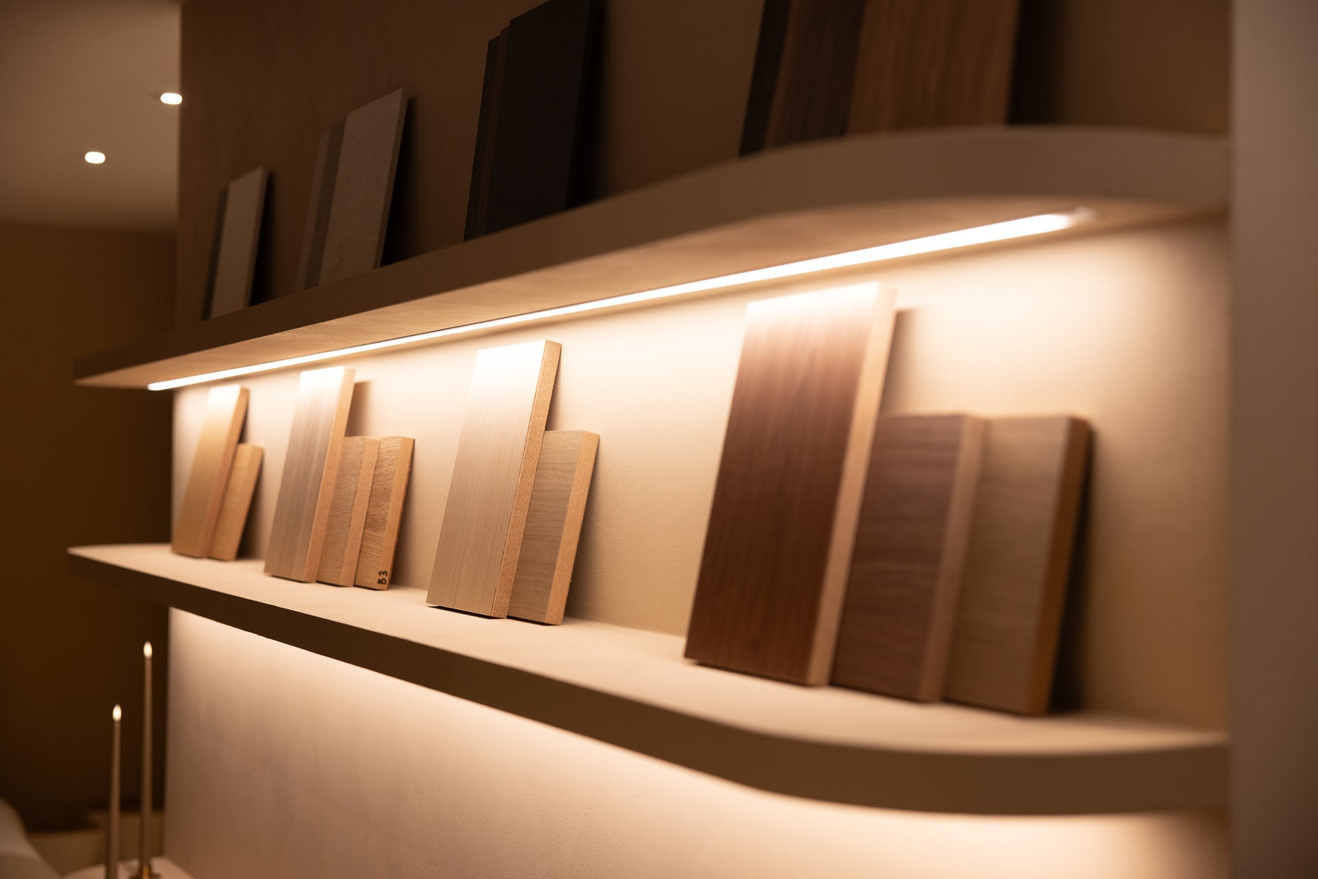 Bruut in de kleur Vanillewit in de showroom