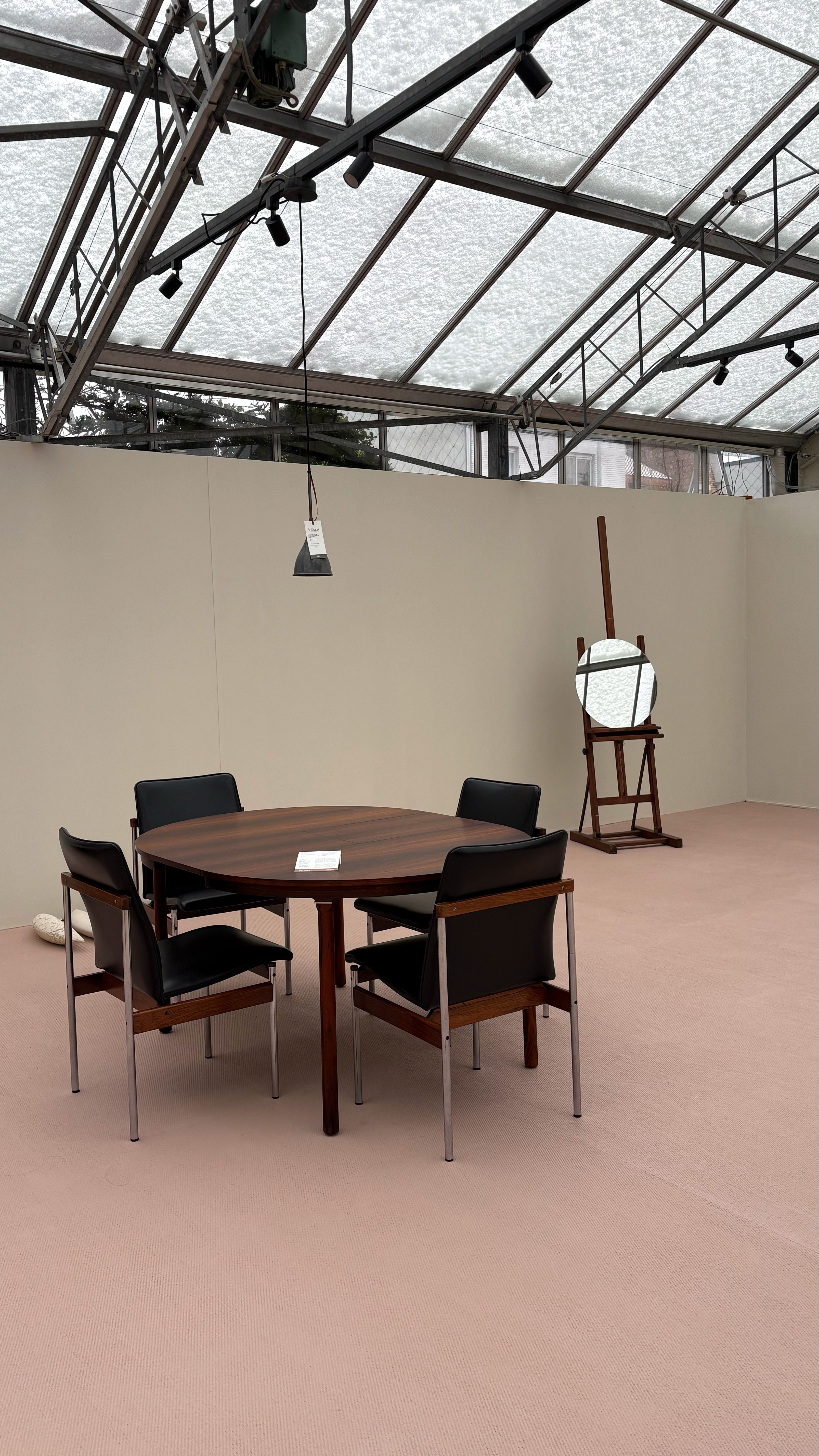 Vloer hydro in de kleur Perzikoranje in de showroom