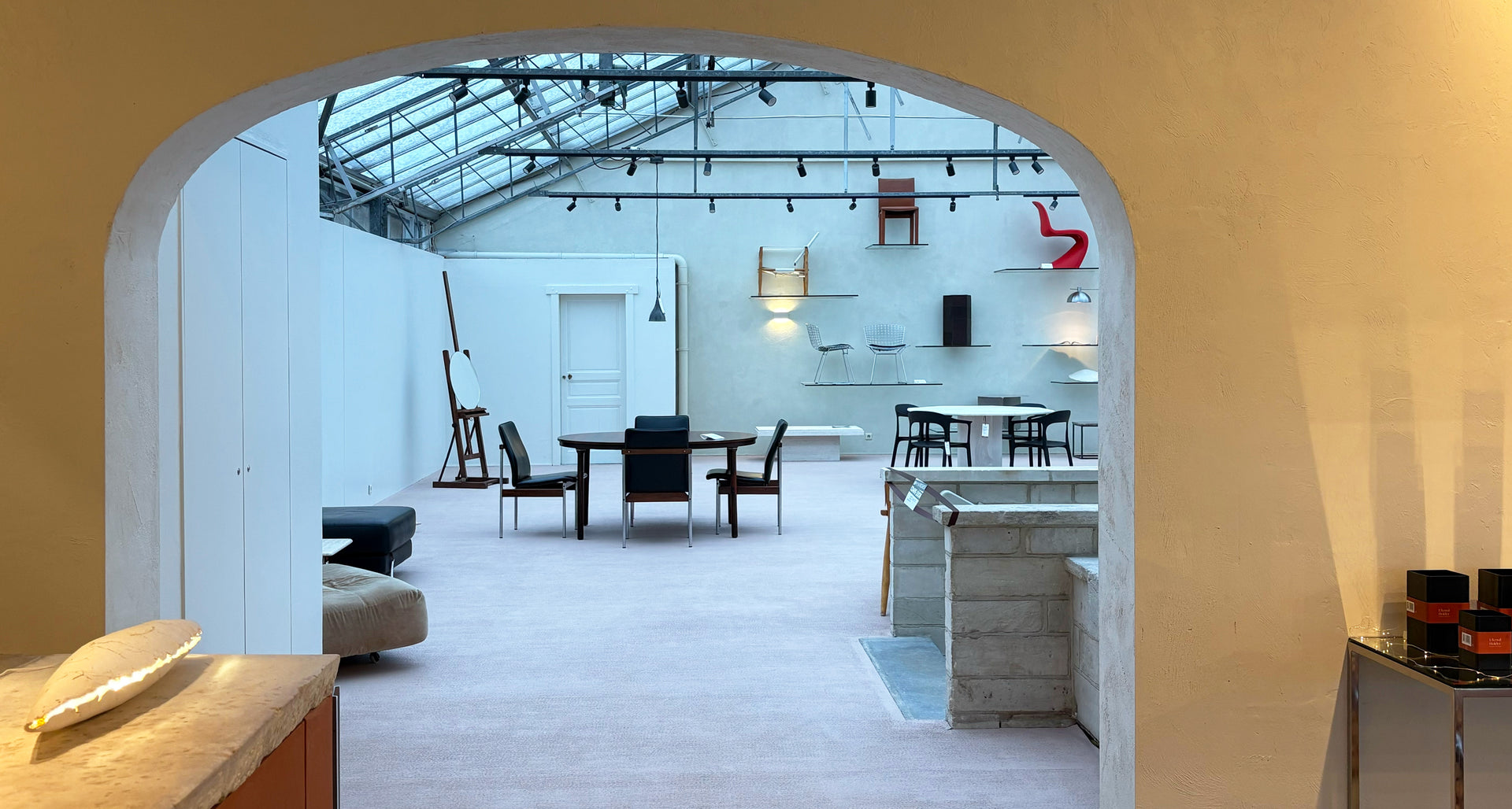 Bruut in de kleur Vanillewit in de showroom