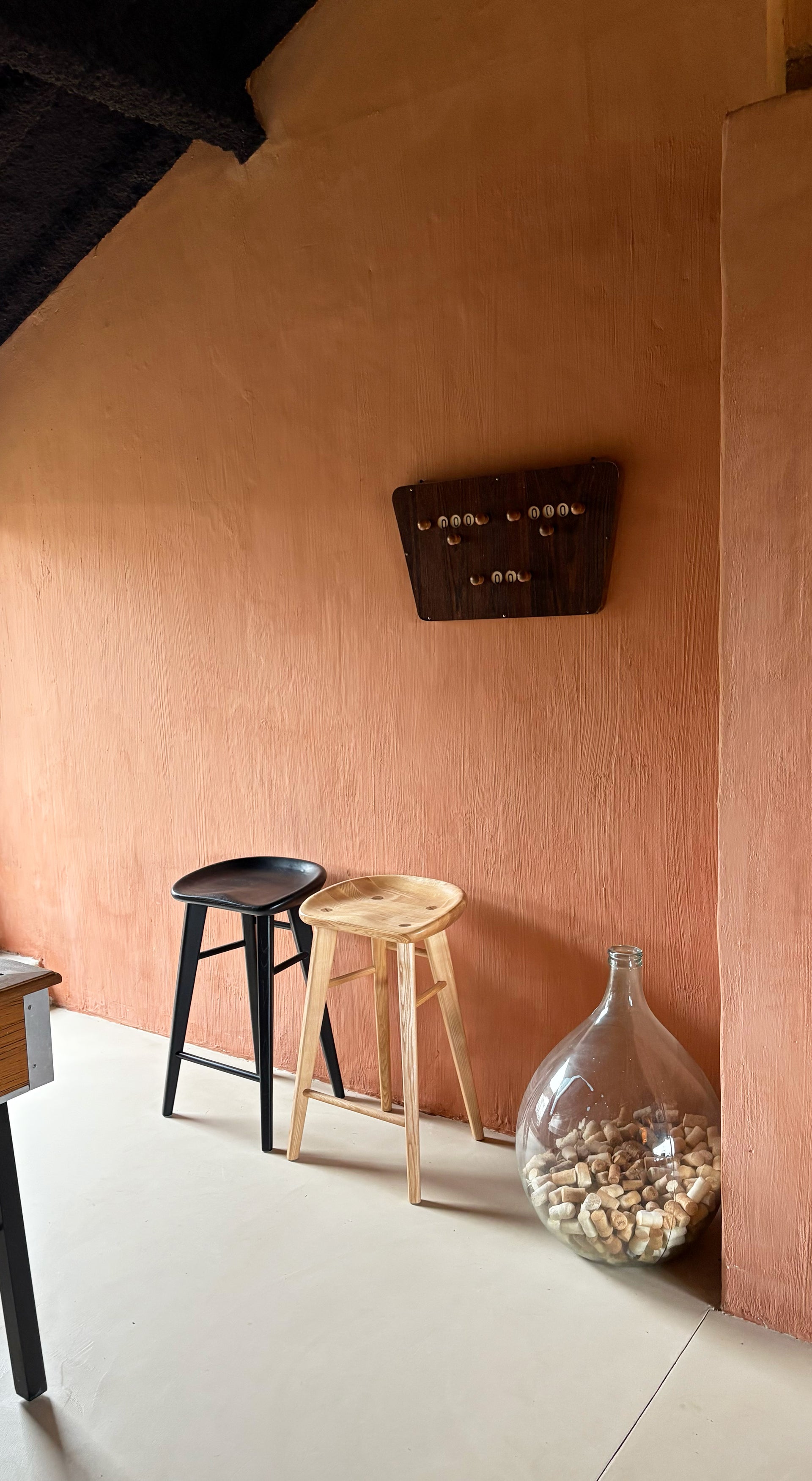kalkverf in de kleur Riad-Oranje in de woonkamer