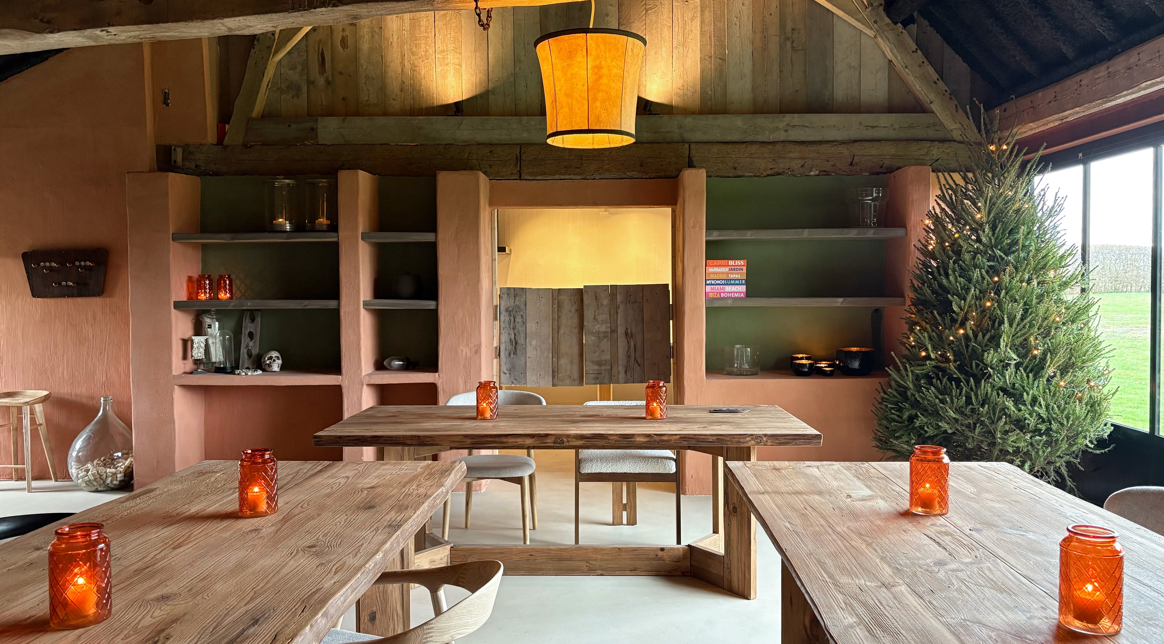 Kalkverf in de kleur Riad-Oranje in de woonkamer