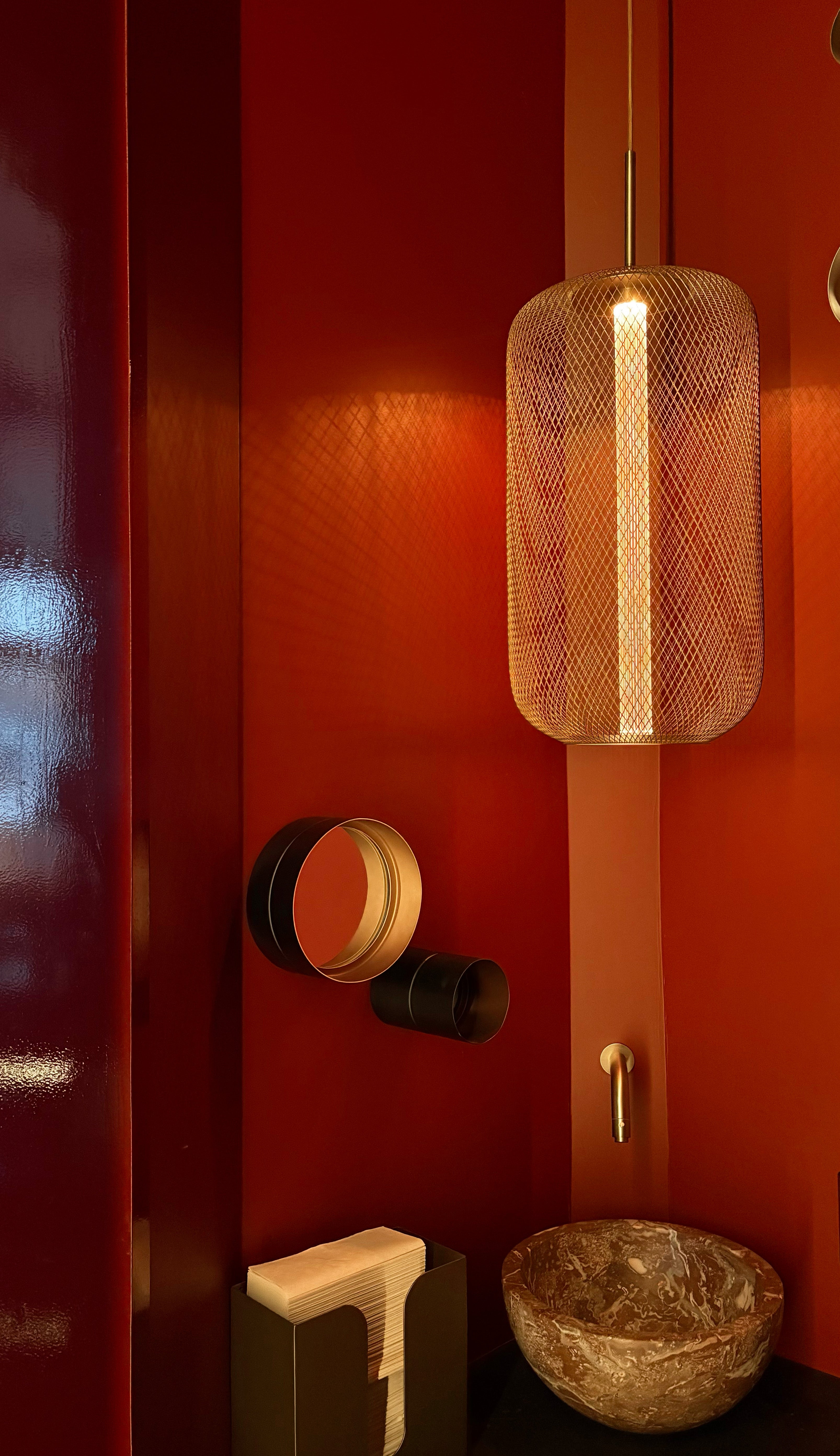 Lak hydro Satin de kleur Kersenrood in de badkamer