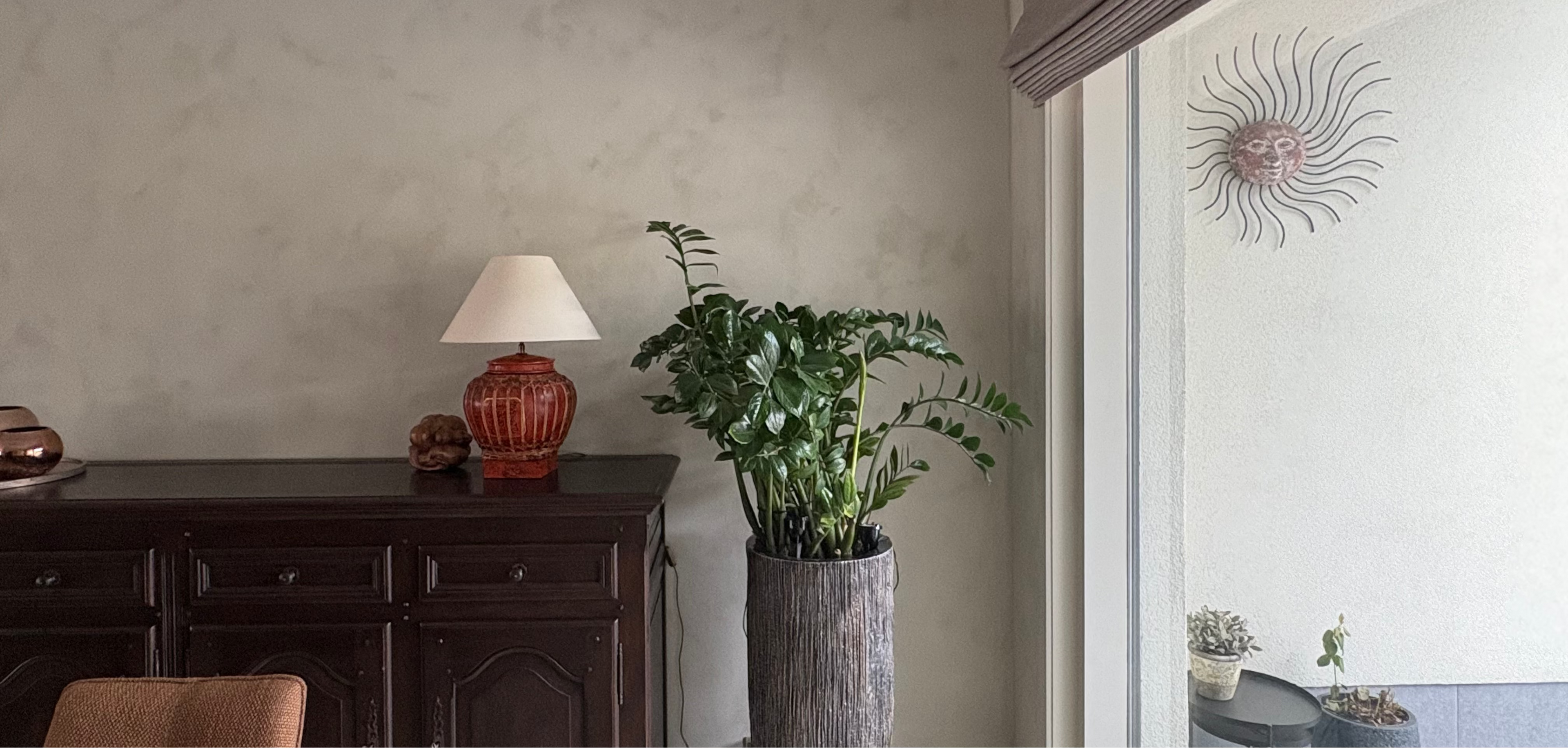 Kalkfverf in de kleur Zandkorrelbeige in de woonkamer