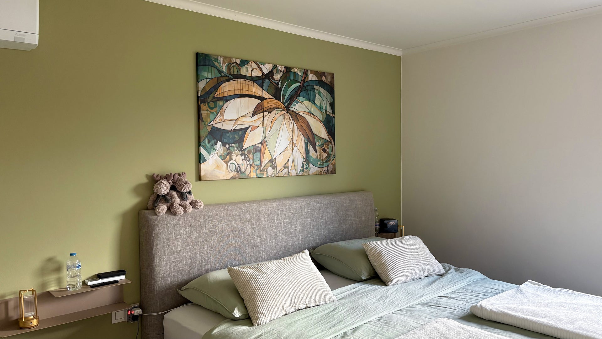 Muur mat in de kleur kiwigroen in de slaapkamer