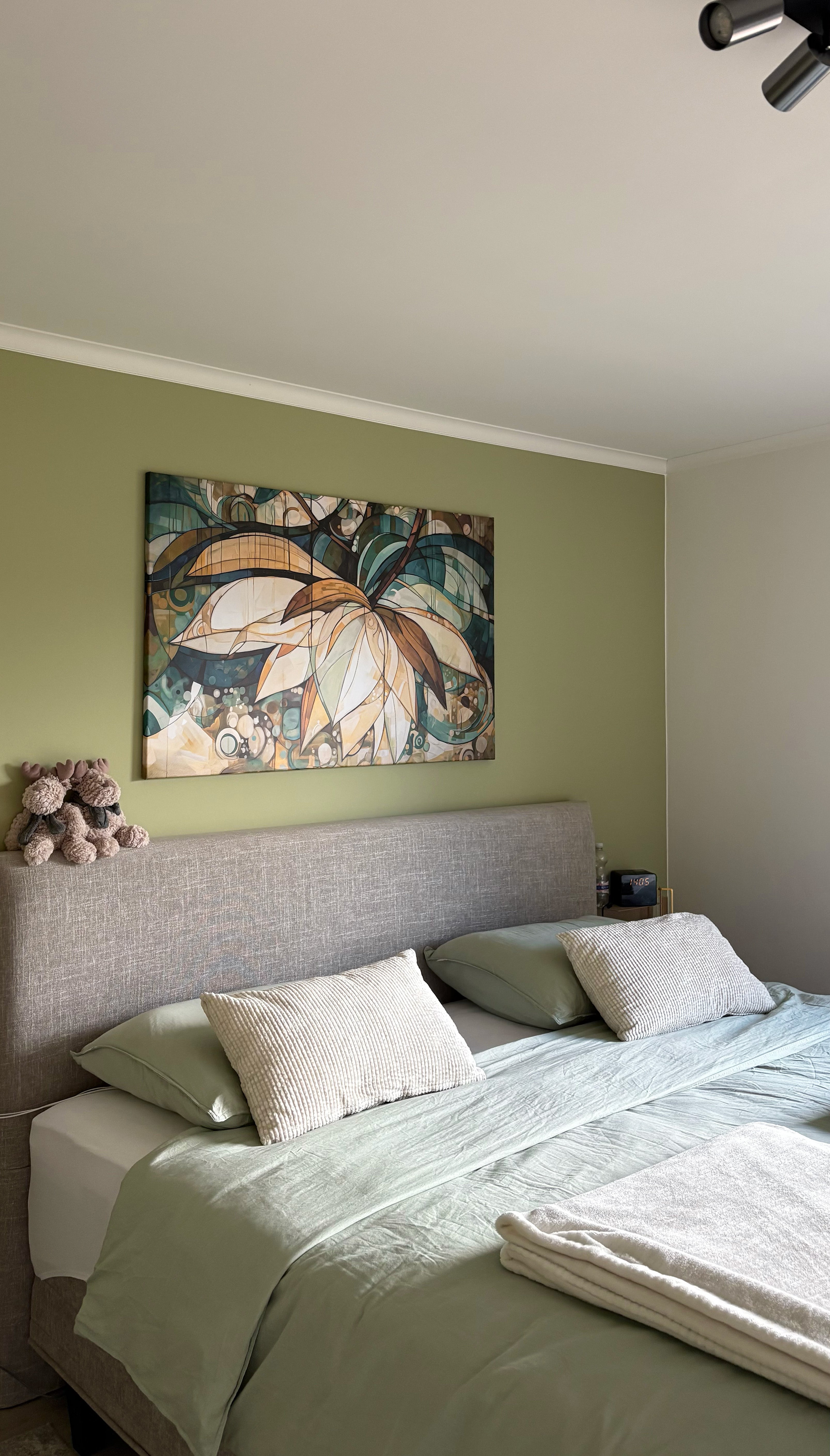 Muur mat in de kleur kiwigroen in de slaapkamer