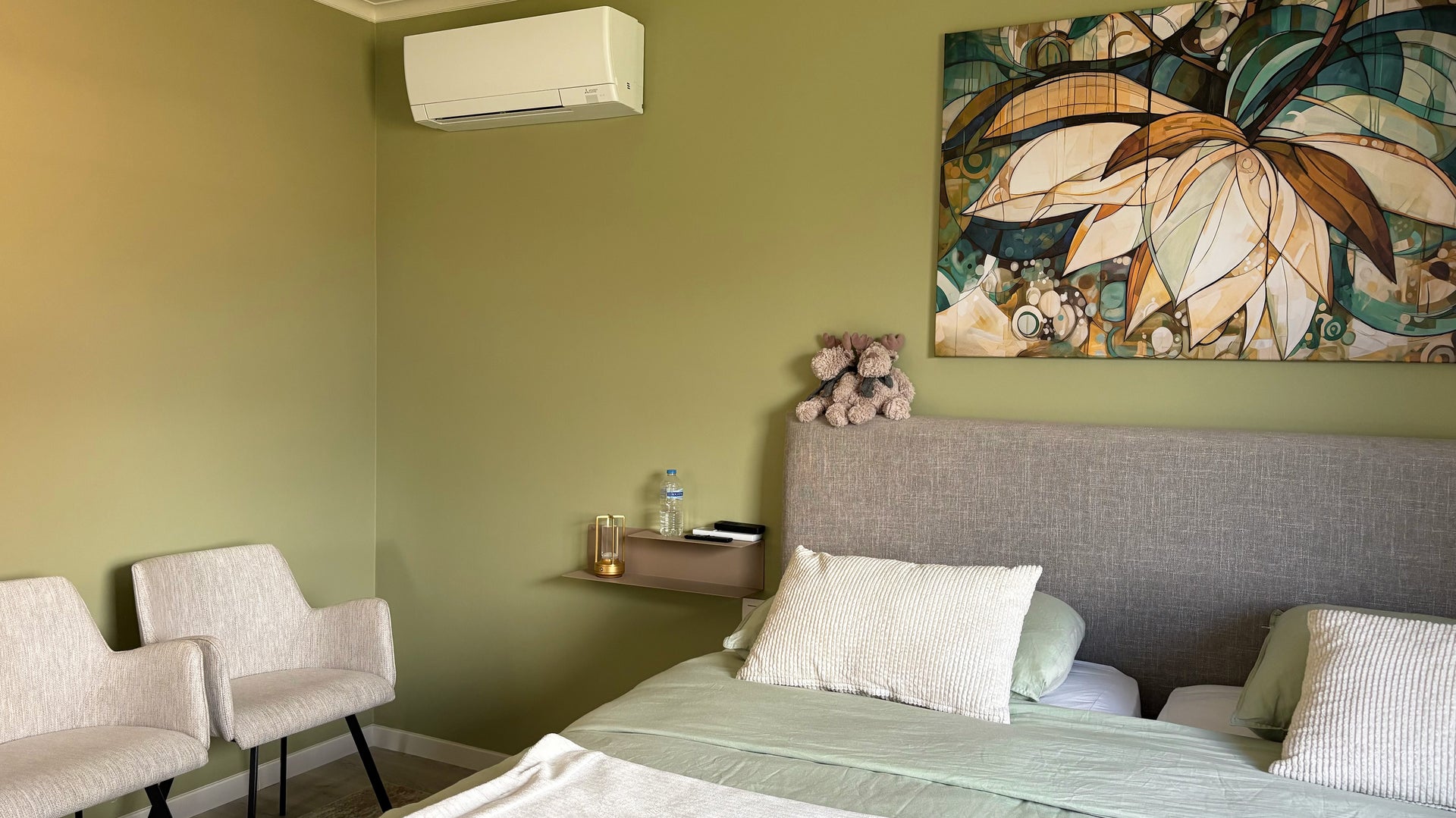 Muur mat in de kleur Kiwigroen in de slaapkamer