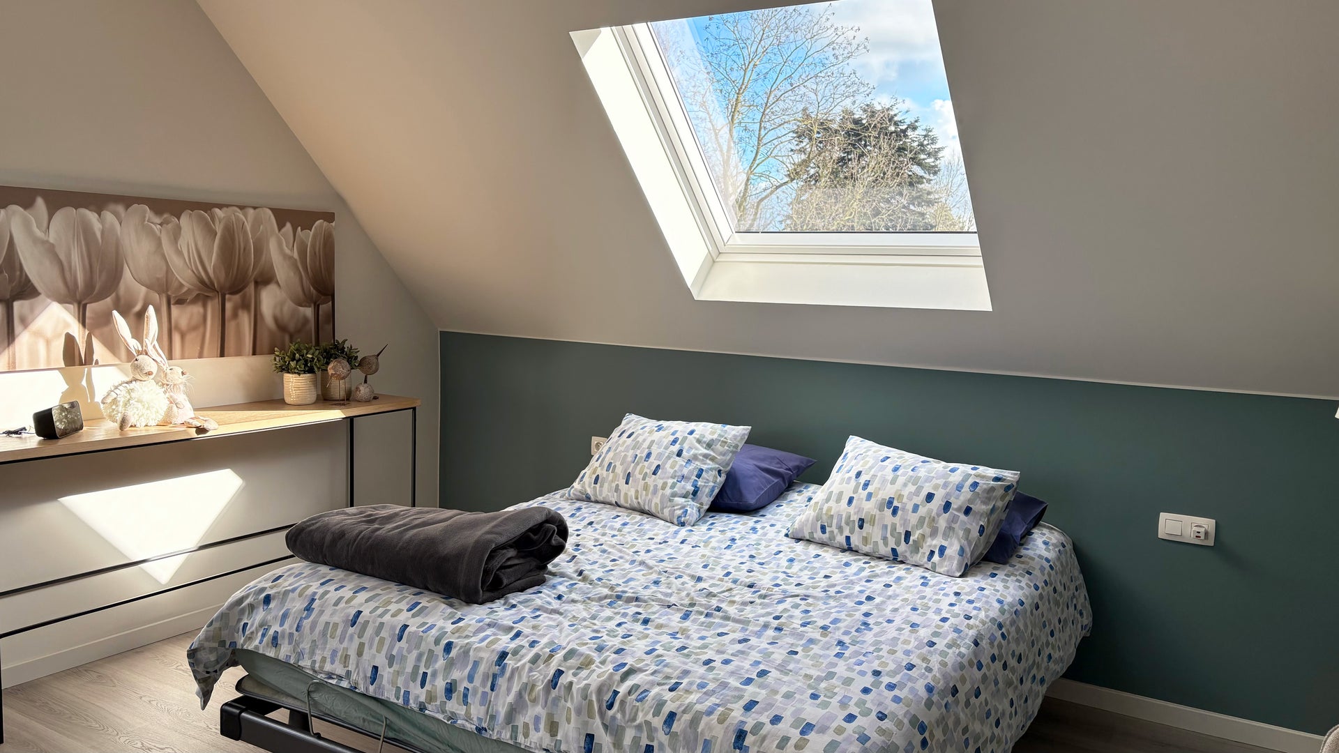 Muur mat in de kleur Zink blauw in de slaapkamer