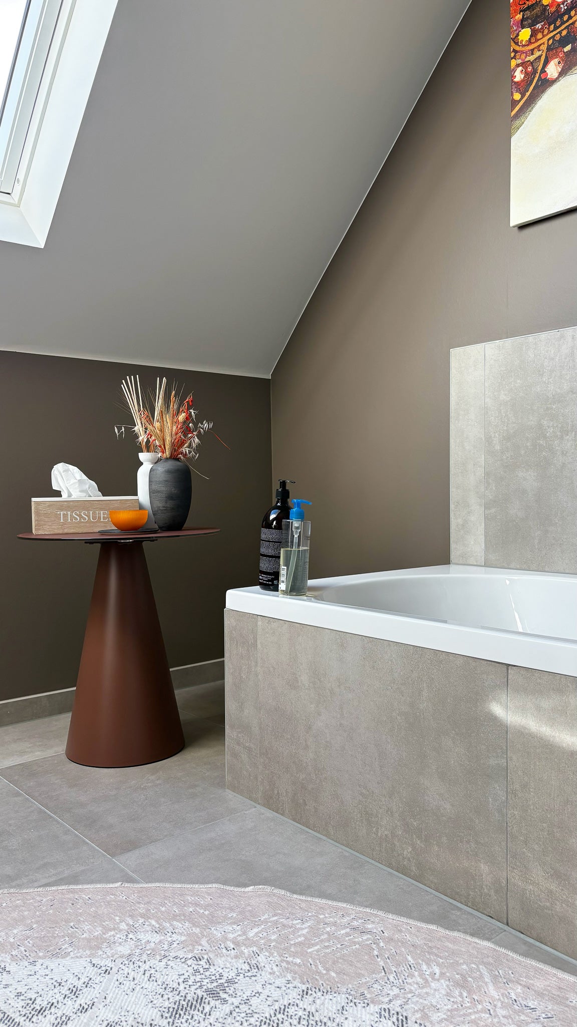 Muur badkamer & keuken in de kleur Hazelnootbeige in de badkamer
