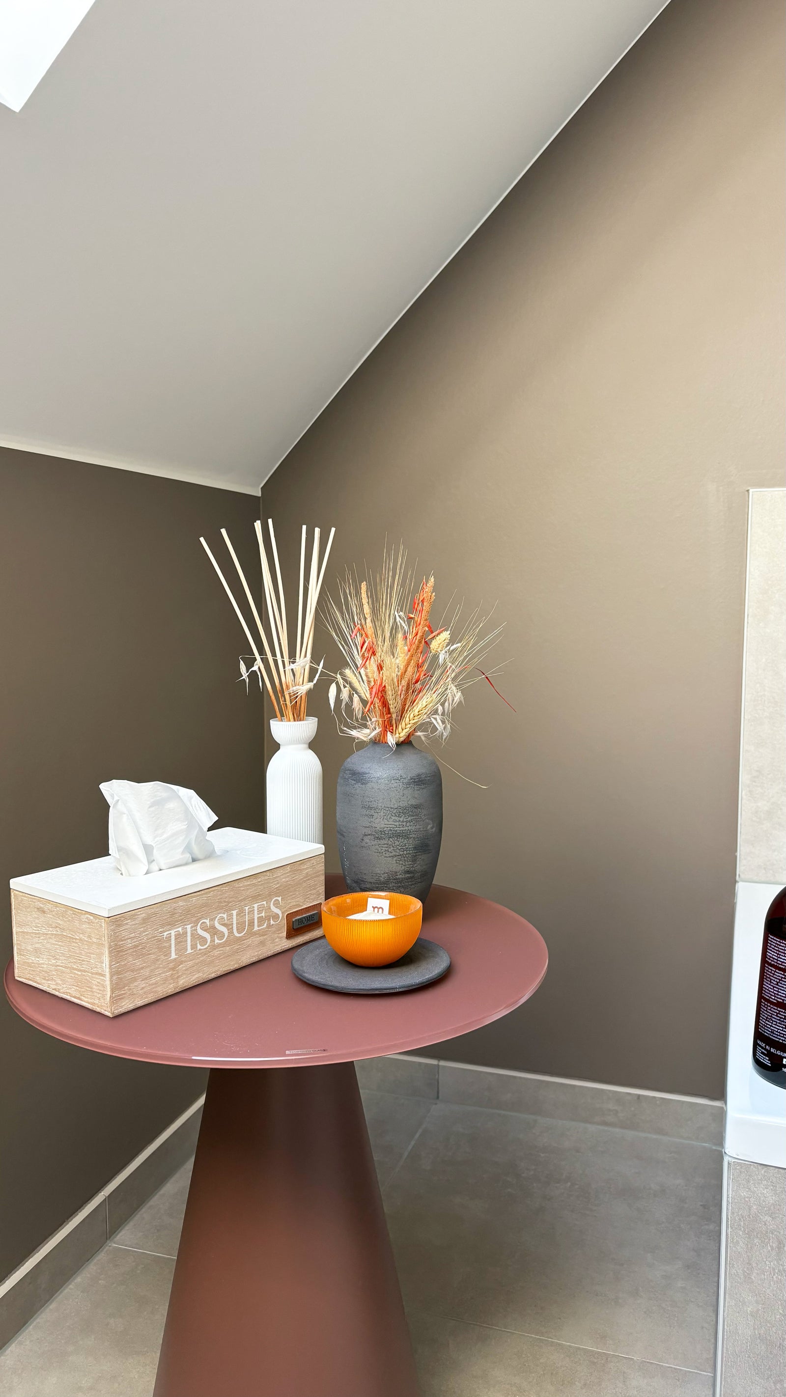 Muur badkamer&keuken in de kleur Hazelnootbeige in de badkamer