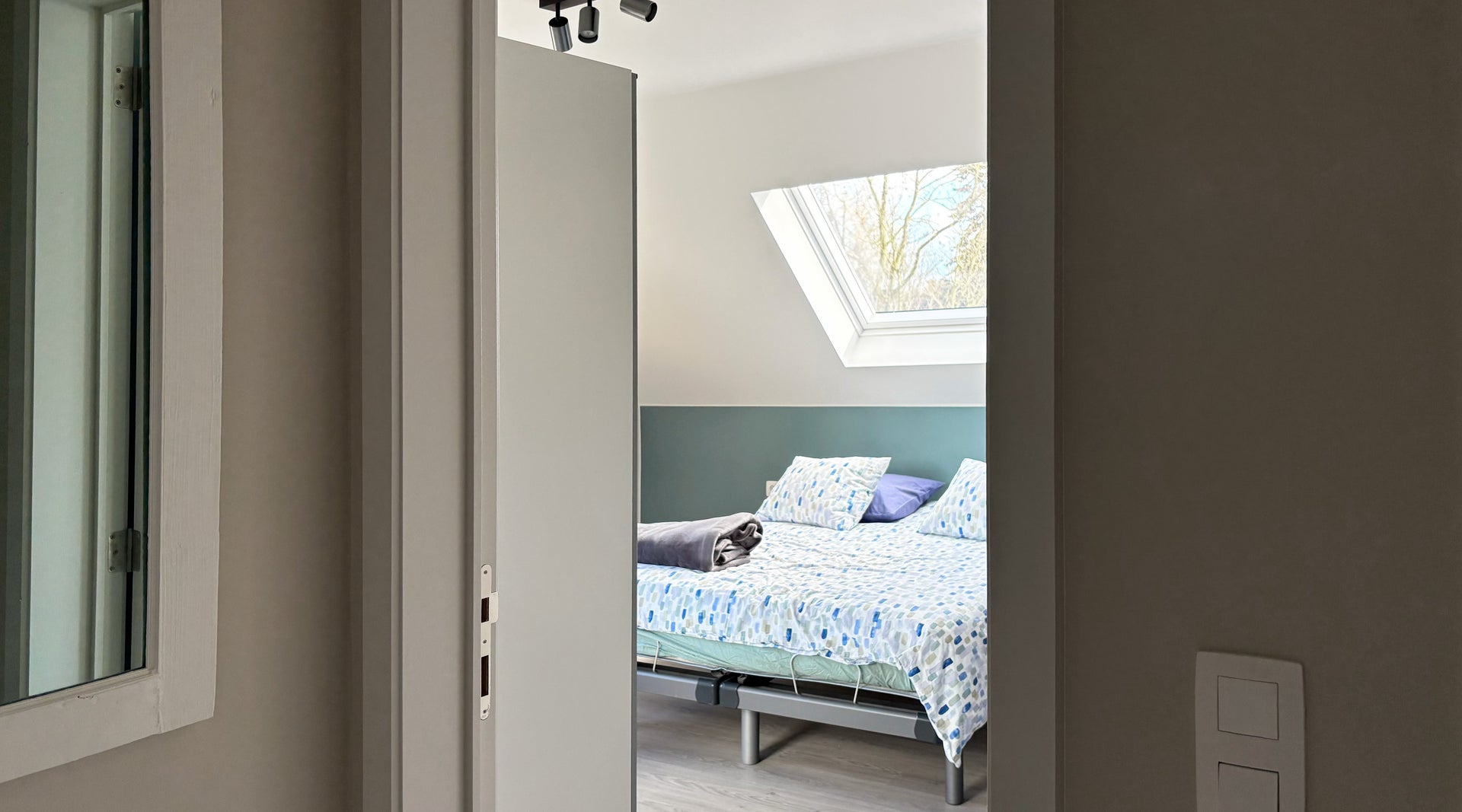 Muur mat in de kleur zinkblauw in de slaapkamer