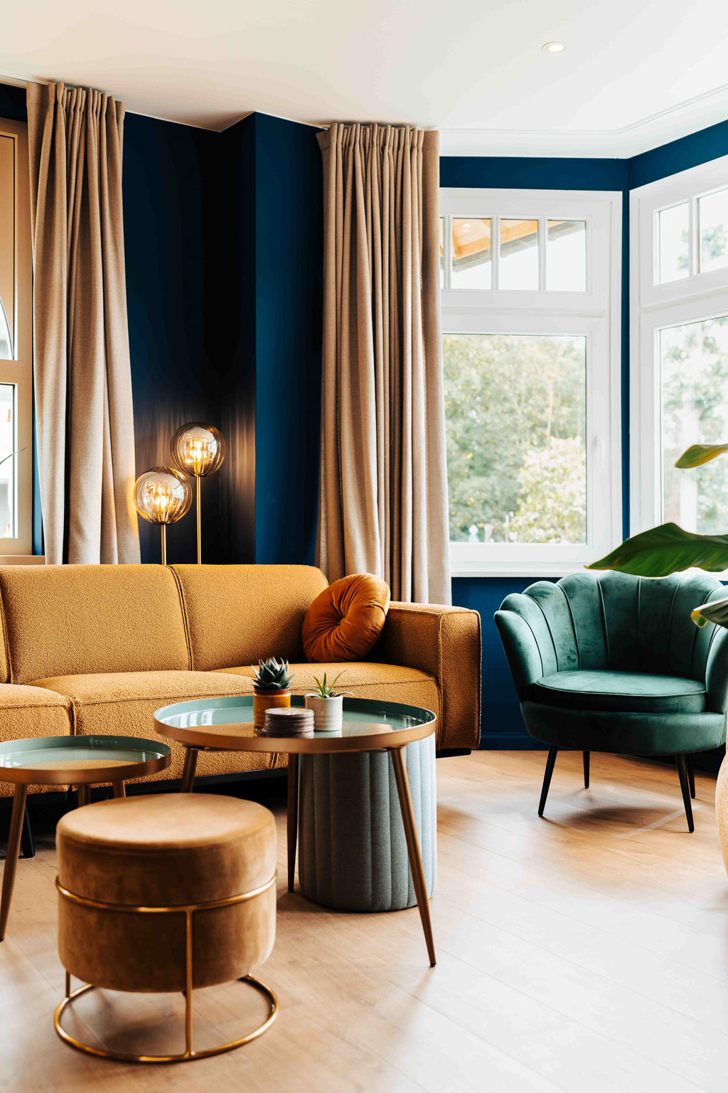 Muur satin in een blauwe kleur in de woonkamer