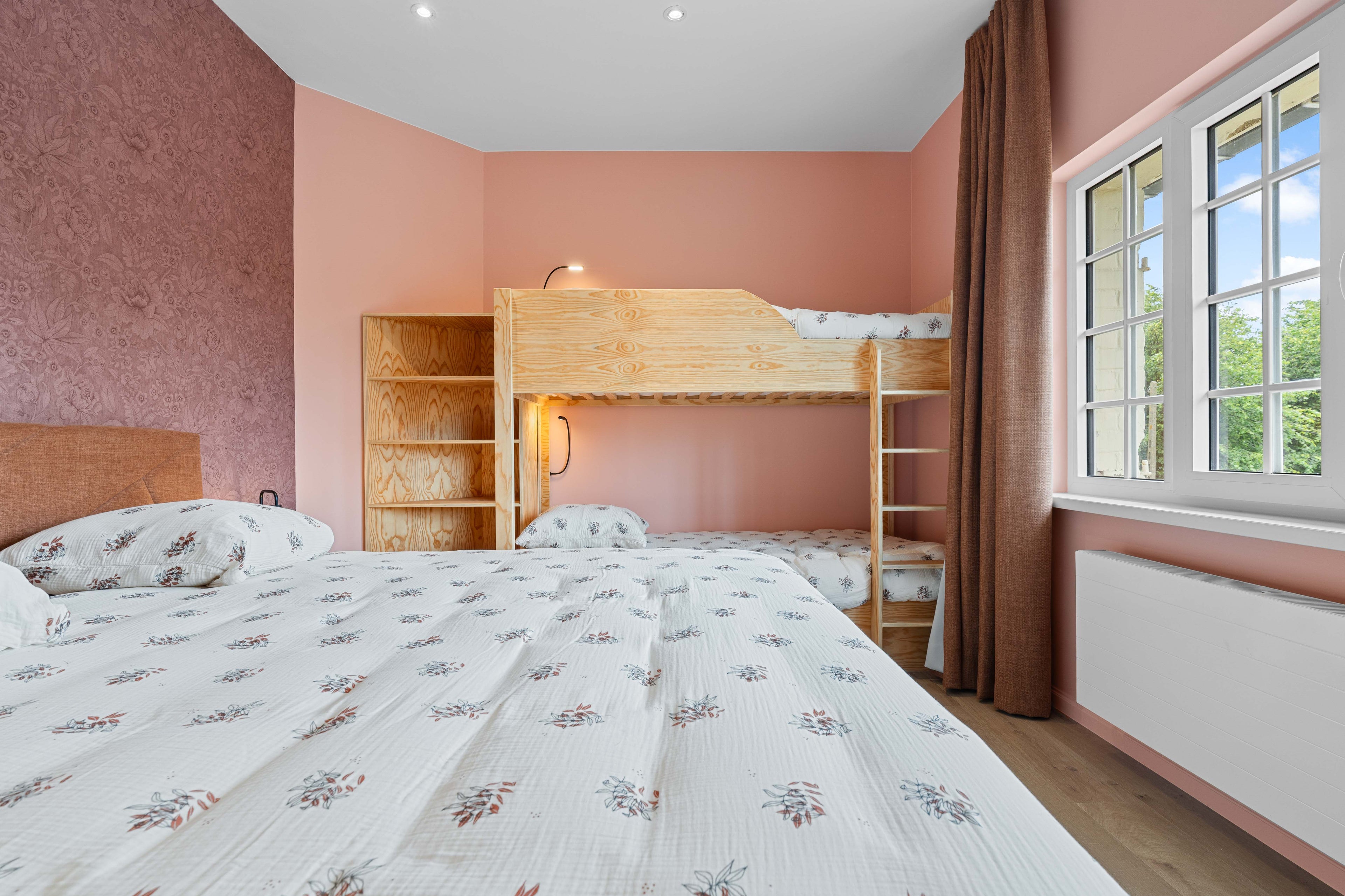 Muur mat in de kleur suikerspinroze in de slaapkamer