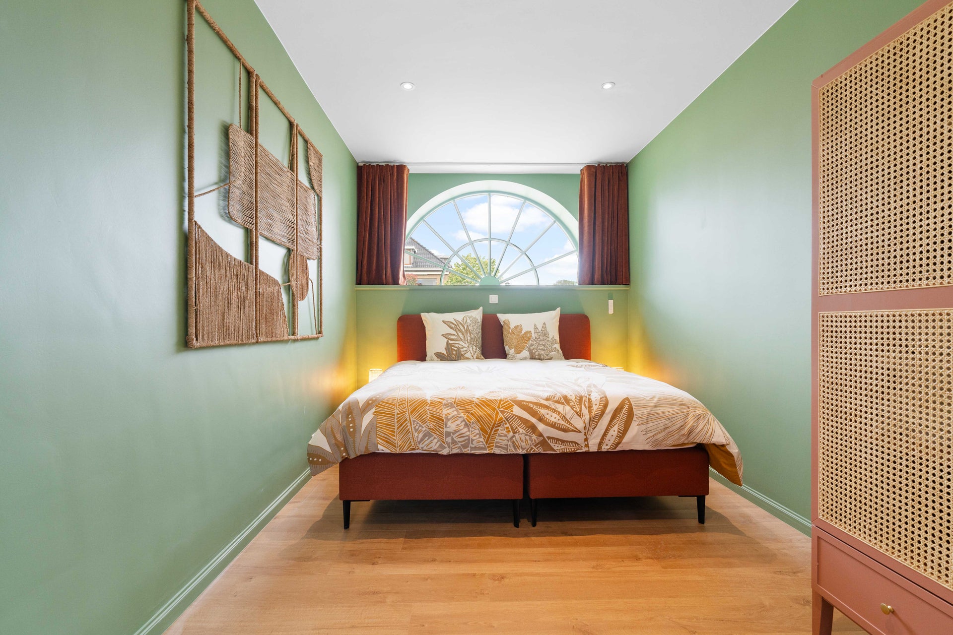 Muur satin in de kleur Vintagegroen in de slaapkamer