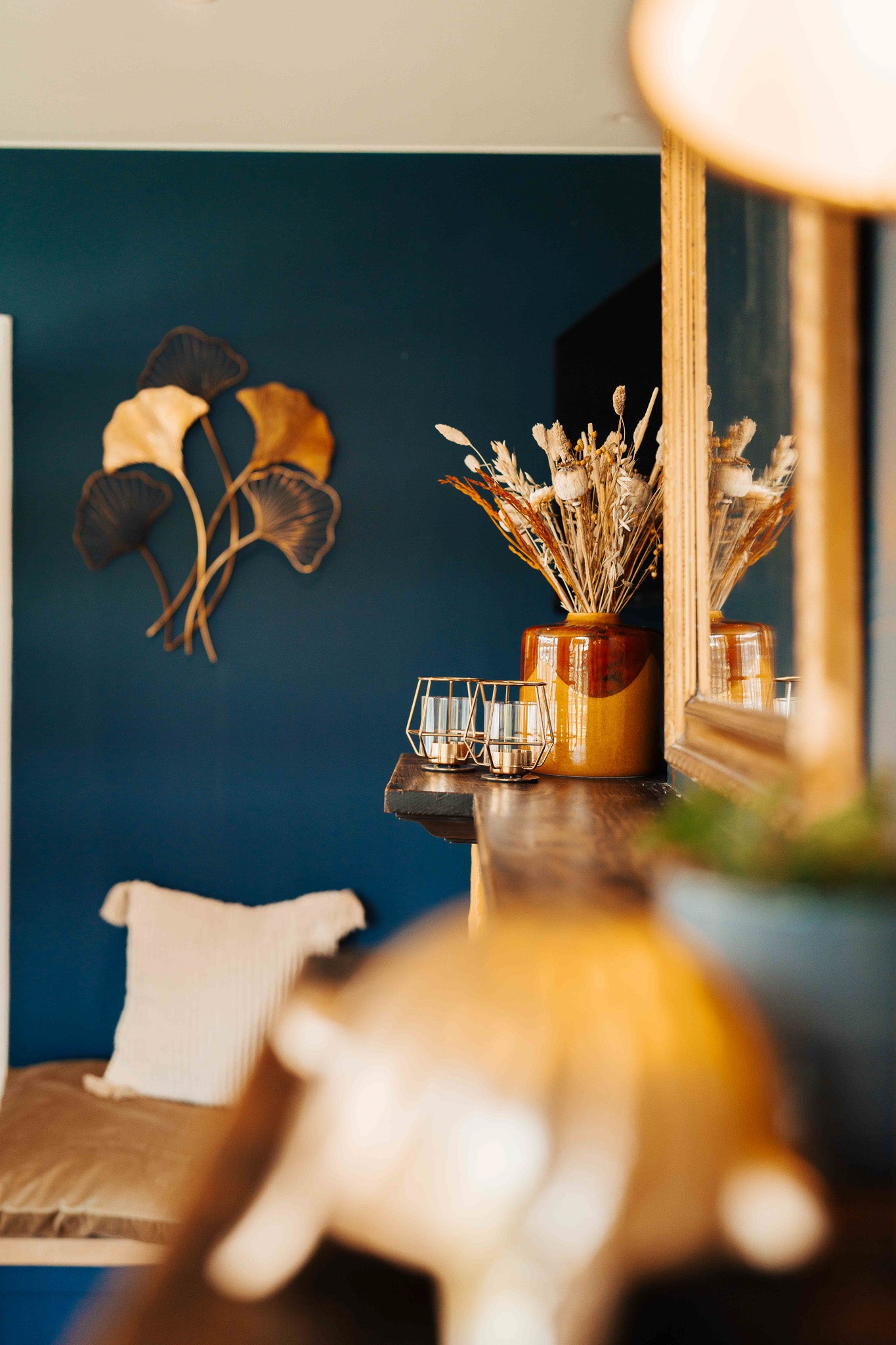 Muur mat in een donker blauw in de woonkamer