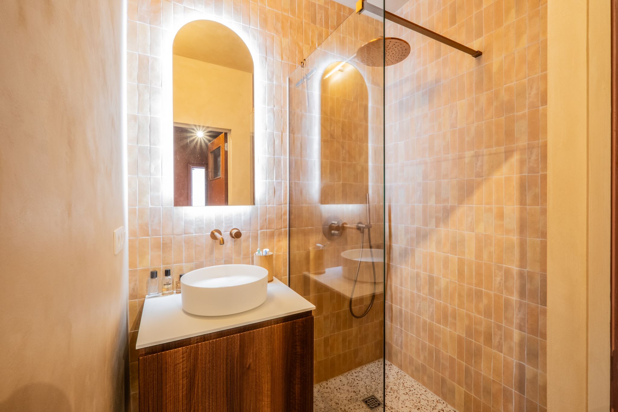 Kalkverf in de kleur Humusbeige in de badkamer