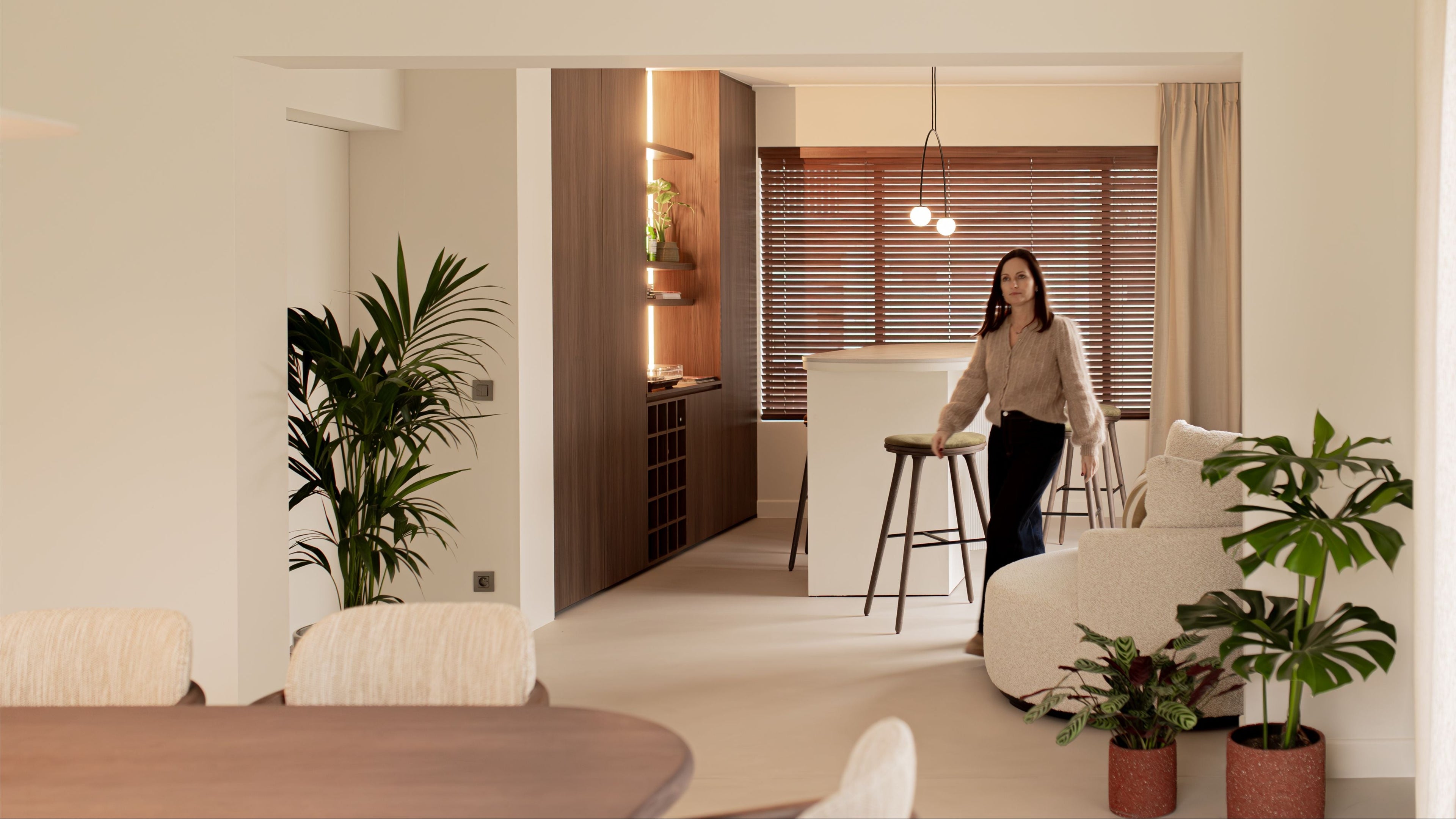 Muur mat in de kleur Risottowit in de woonkamer