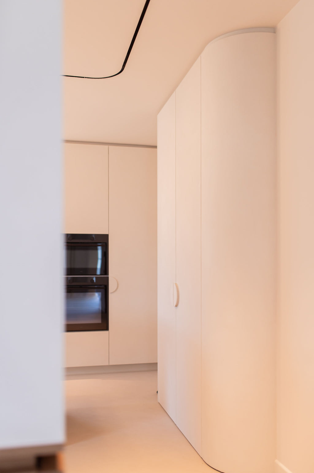 Muur mat in de kleur risottowit in de keuken