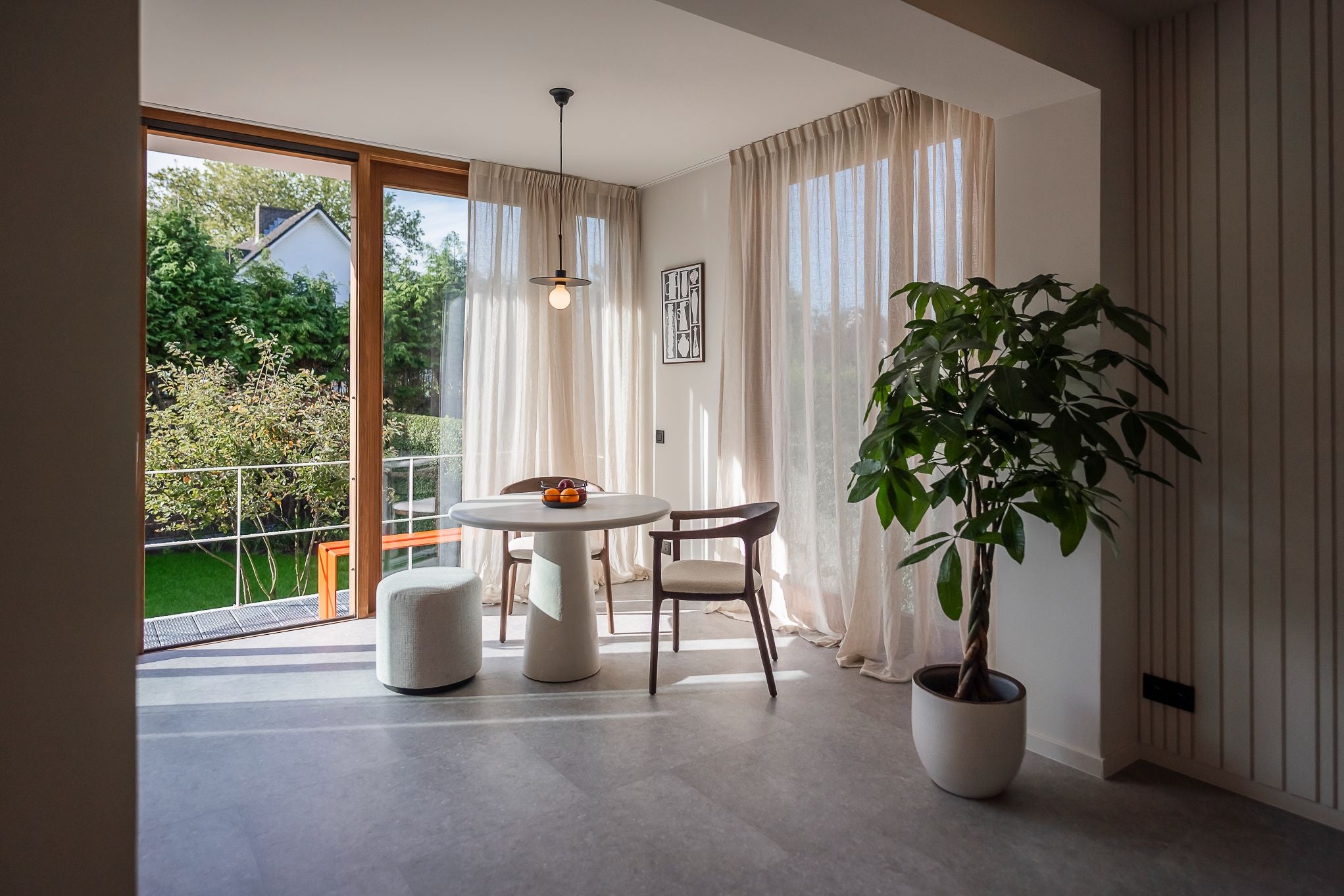 Muur mat in de kleur risottowit in de woonkamer