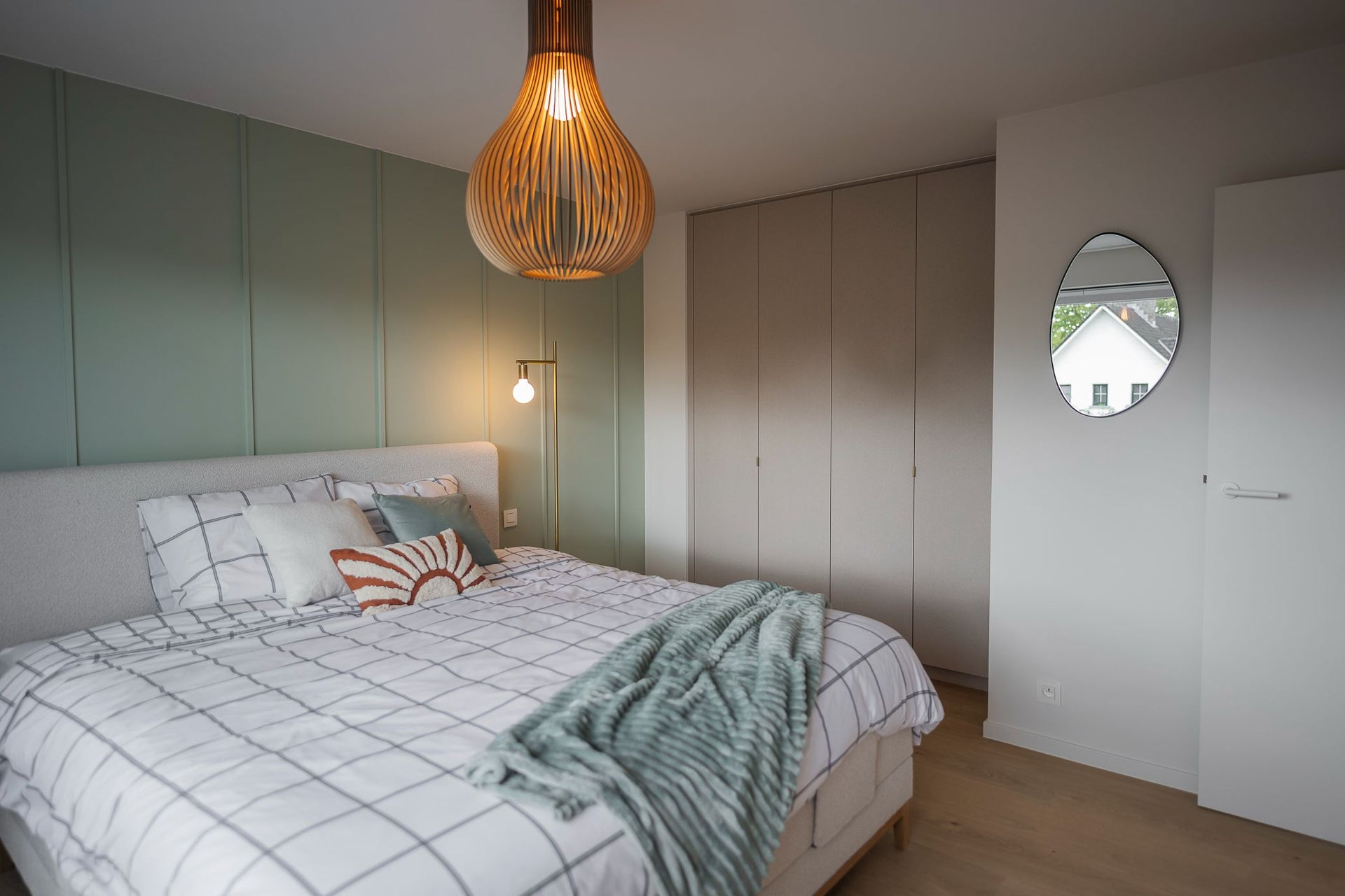 Muur satin in de kleur Berggrasgroen in de slaapkamer