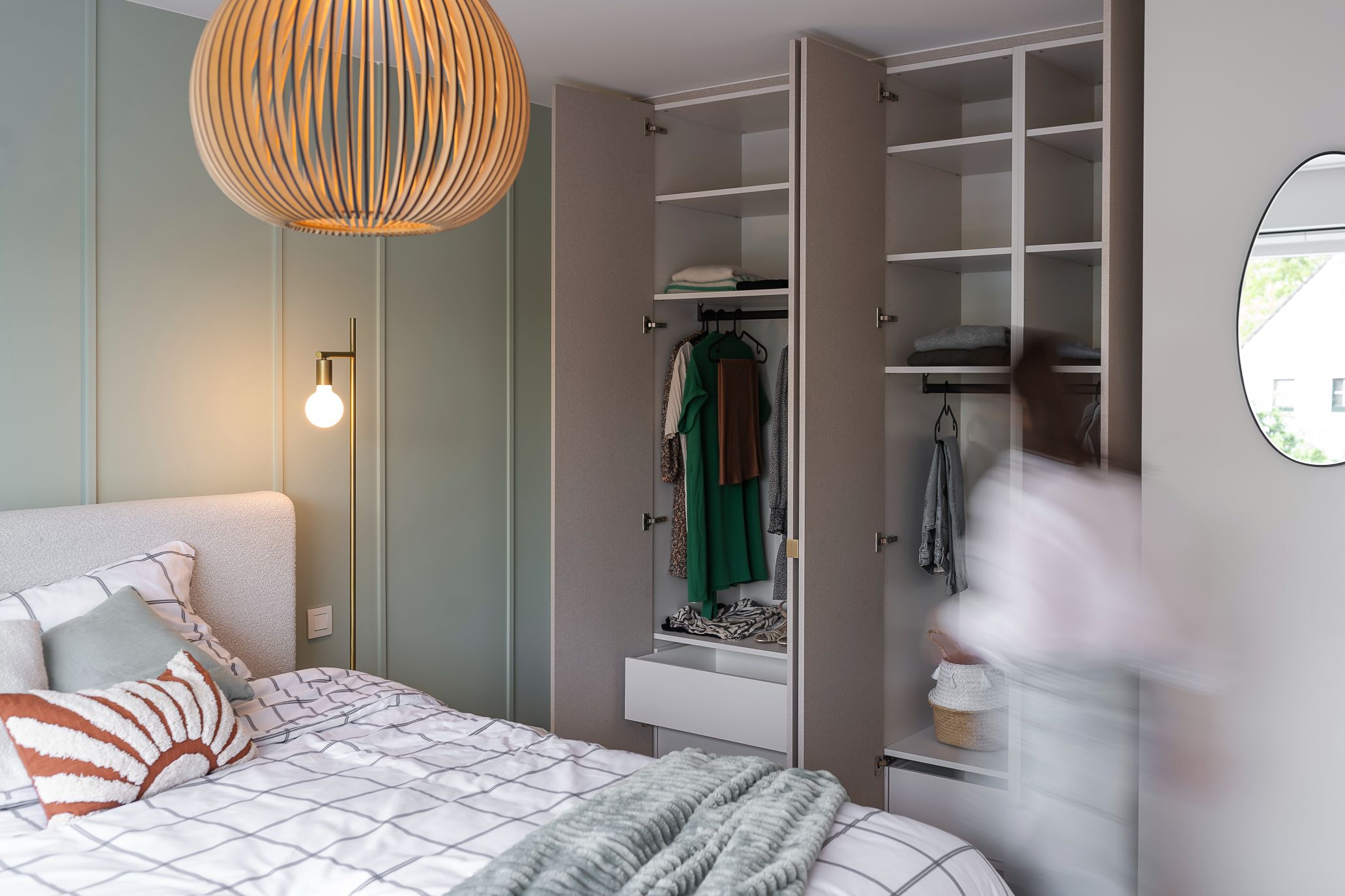 Muur satin in de kleur Berggrasgroen in de slaapkamer