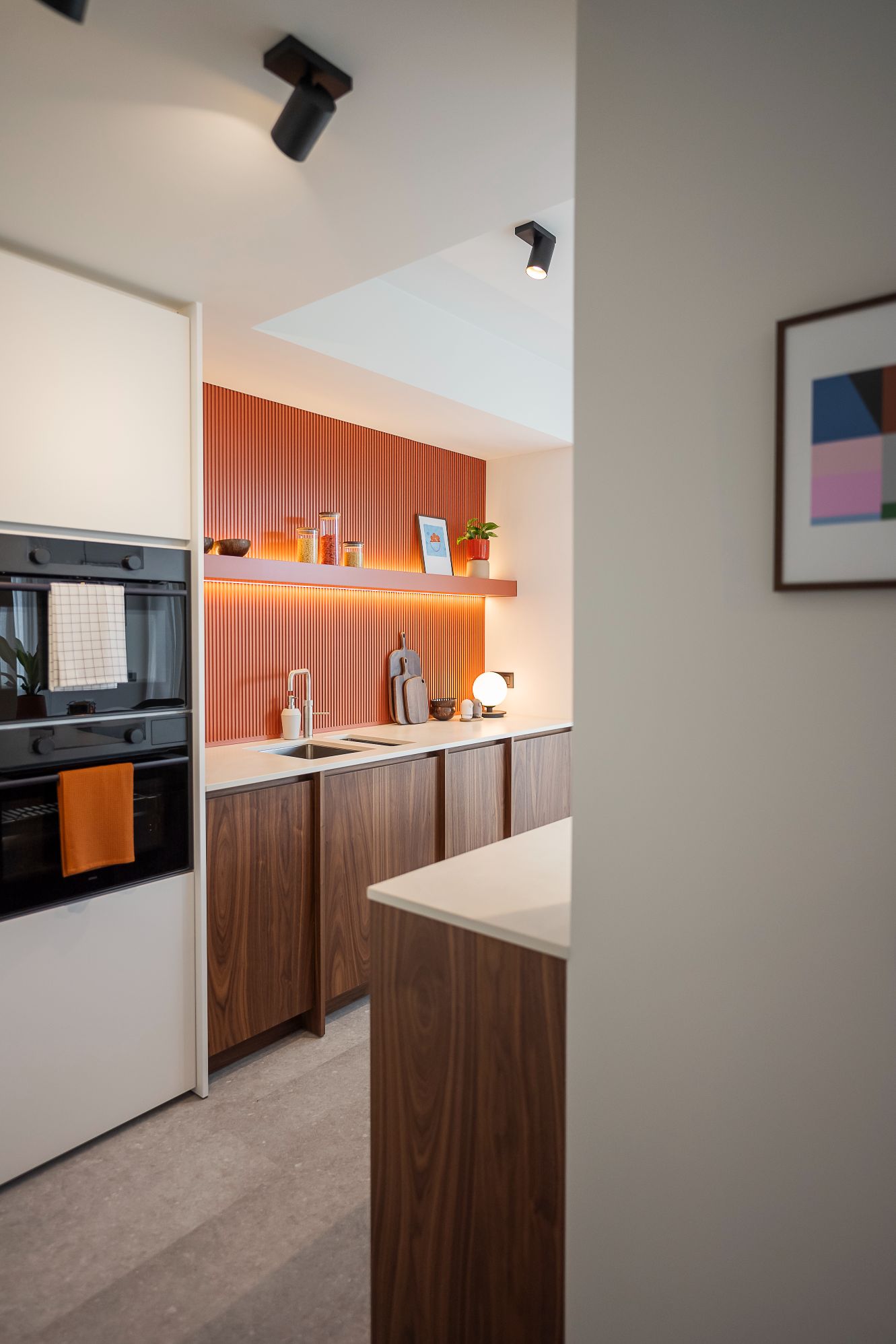 Muur badkamer & keuken in de kleur Zonnesteenrood in de keuken