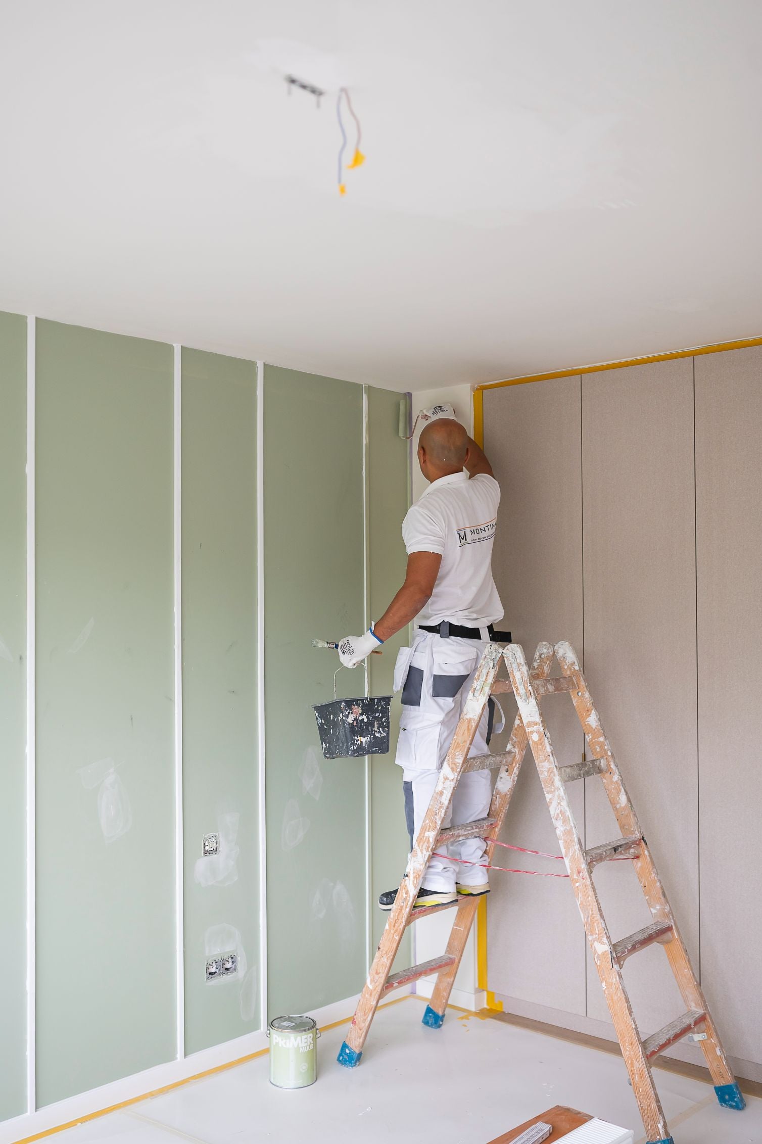 Het aanbrengen van Primer muur in de kleur Berggrasgroen