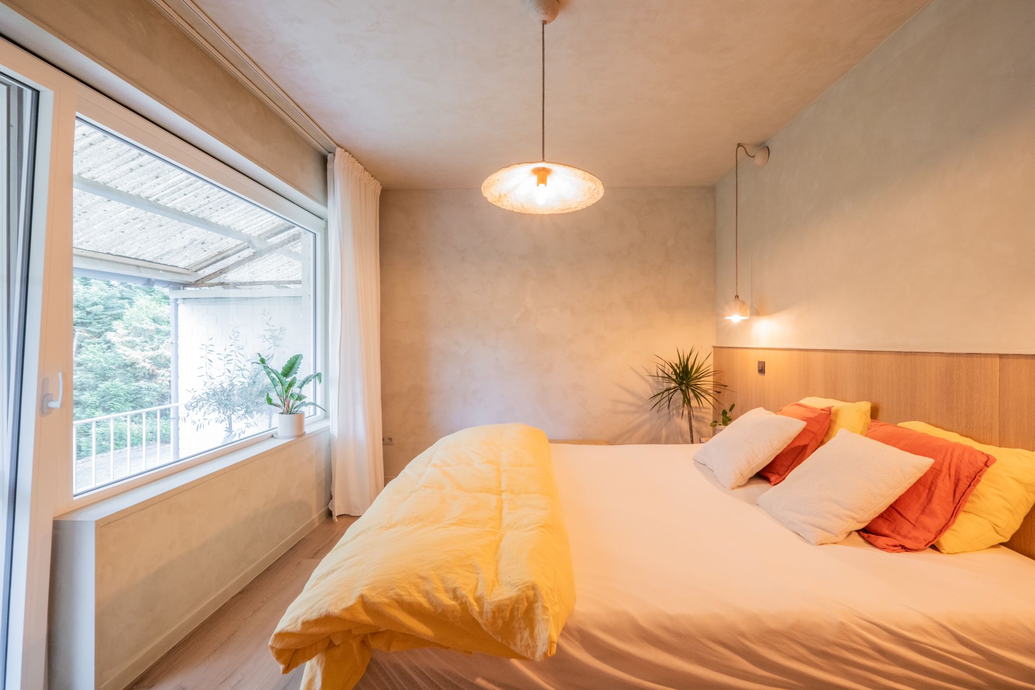 Kalkverf in de kleur Roombeige in de slaapkamer